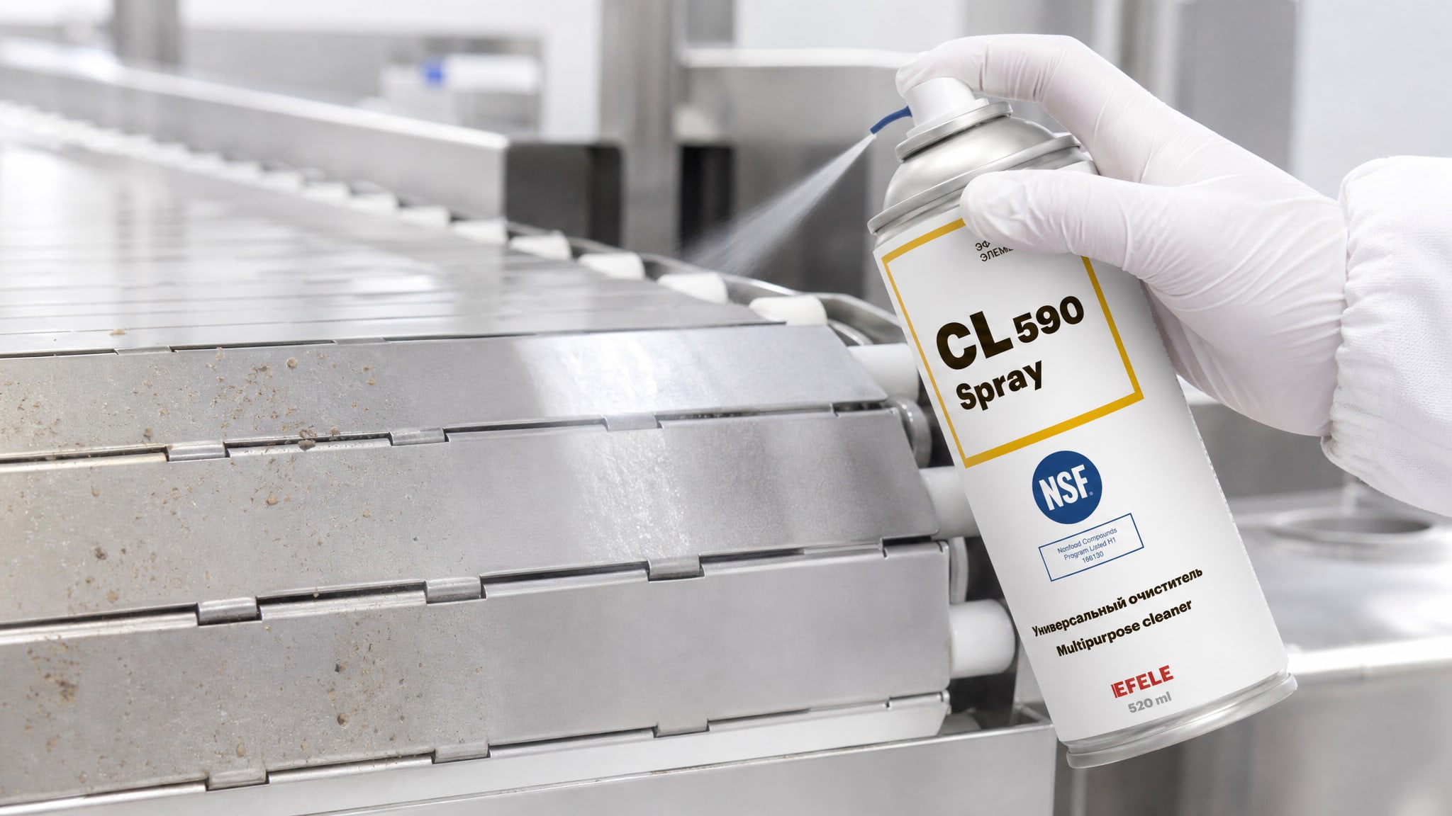 Рука распыляет EFELE CL-590 Spray на механизм для очистки.