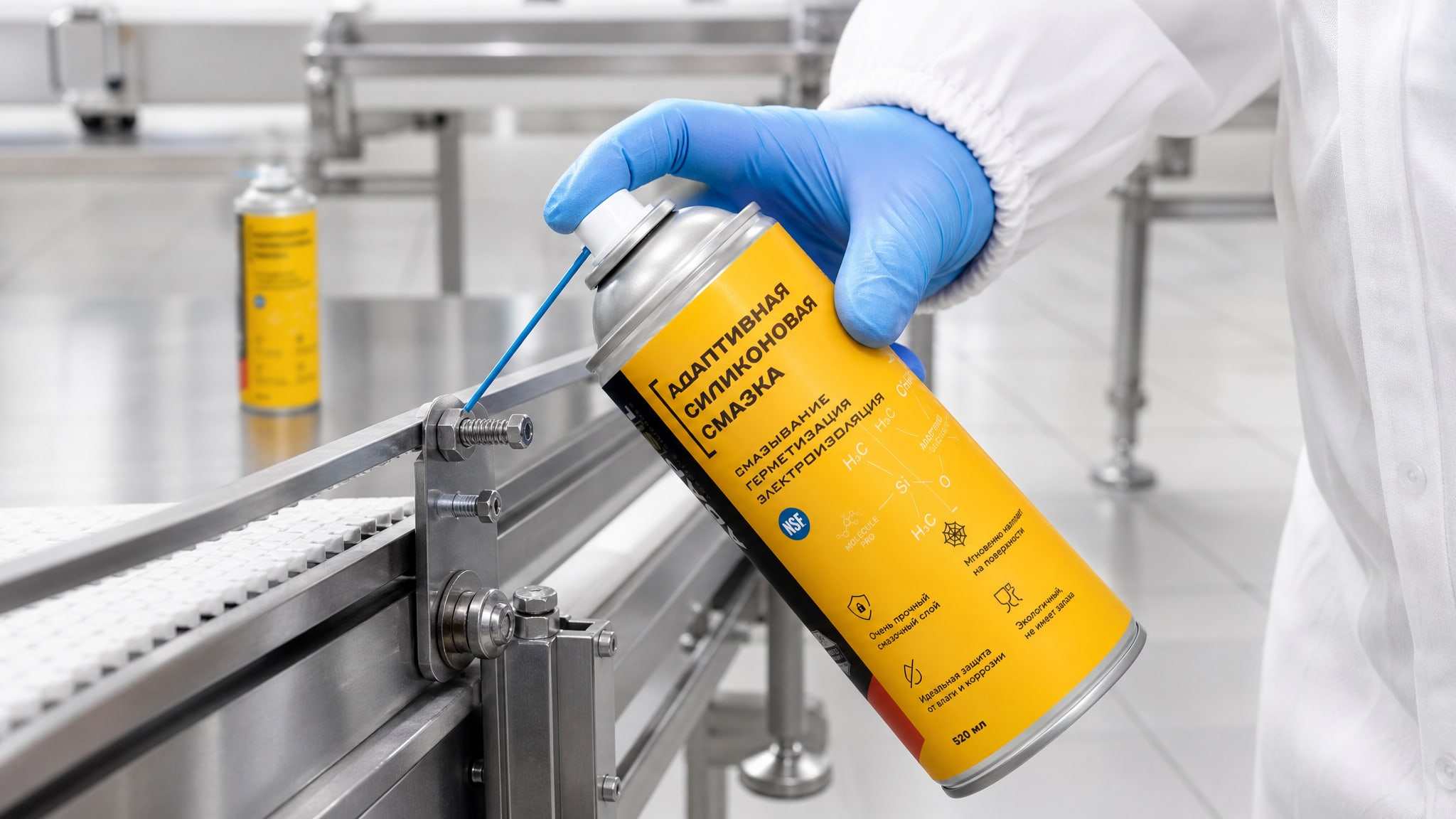 Рука в перчатке наносит EFELE АДАПСИЛ, чем заменить WD-40.