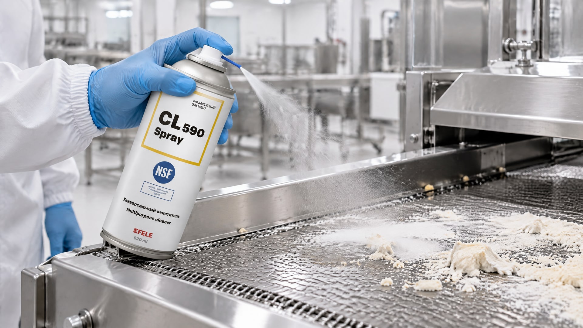 Рука в перчатке наносит EFELE CL-590 Spray на антипригарное покрытие для очистки.