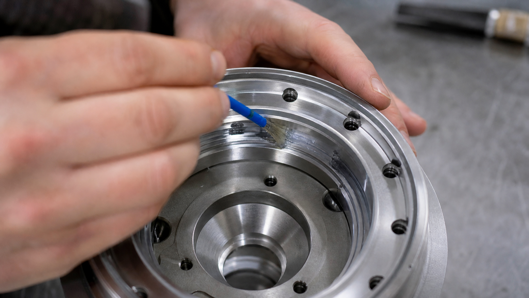 Тонкий слой смазки вакуумного насоса с PTFE, покрывающий металлический подшипник.