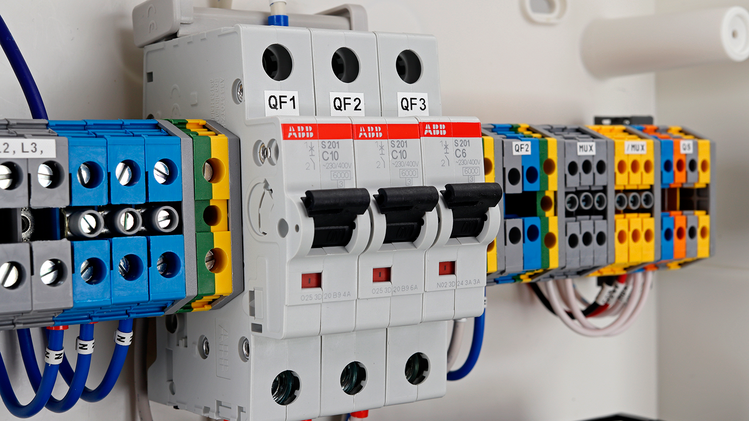 EFELE AC-500 – легкий способ защиты и изоляции электроконтактов