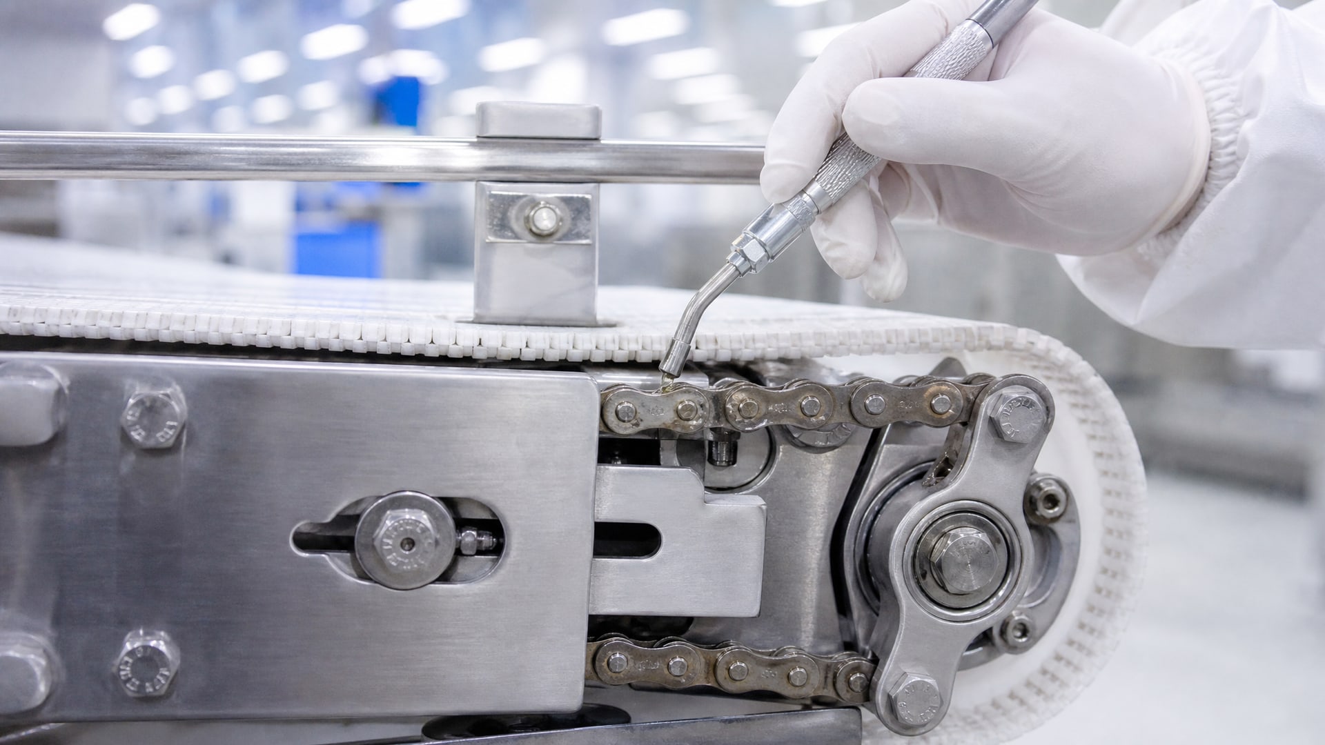 Чистая конвейерная цепь пищевой линии со свежей смазкой пищевой NSF H1 в работе.