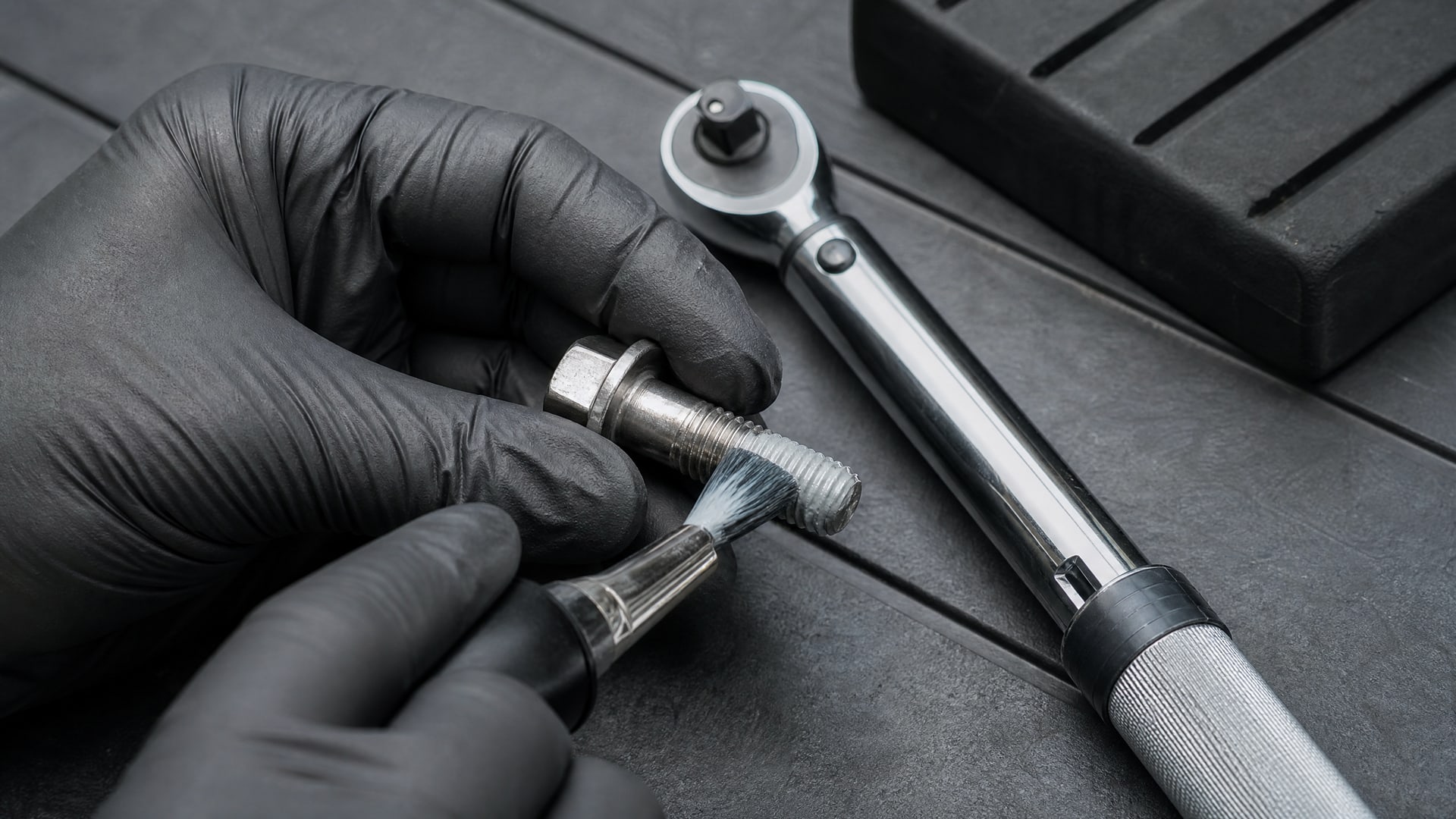Руки наносят wd-40 тонким слоем на резьбу болта глушителя.