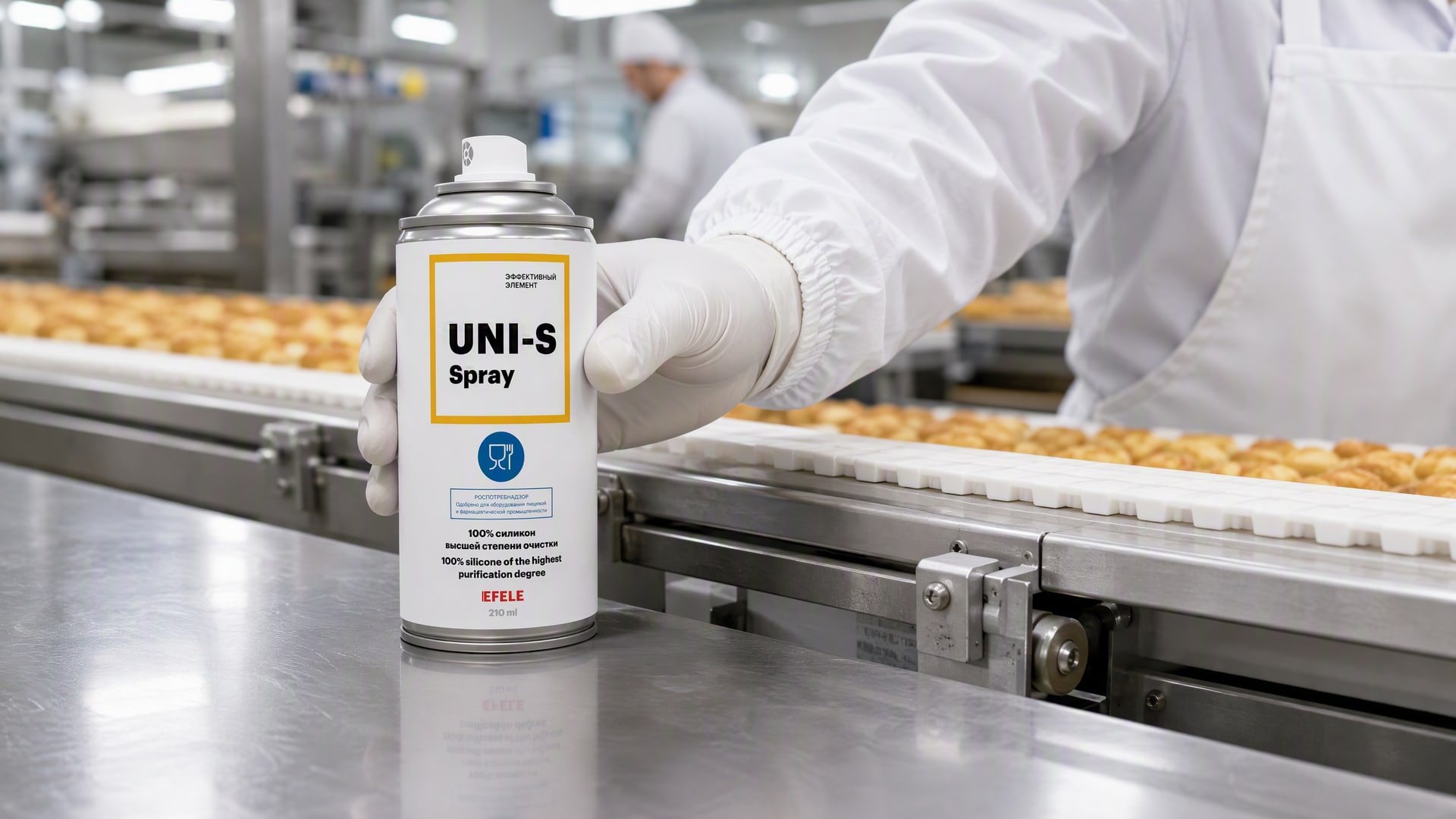 Рука в перчатке наносит EFELE UNI-S Spray на конвейерную ленту.