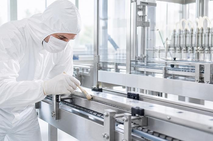 Какая смазка совместима, если прозрачный слой наносят на деталь конвейера.